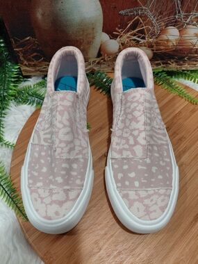 Women’s Slip-On Canvas Sneakers in Light Pink Animal Print